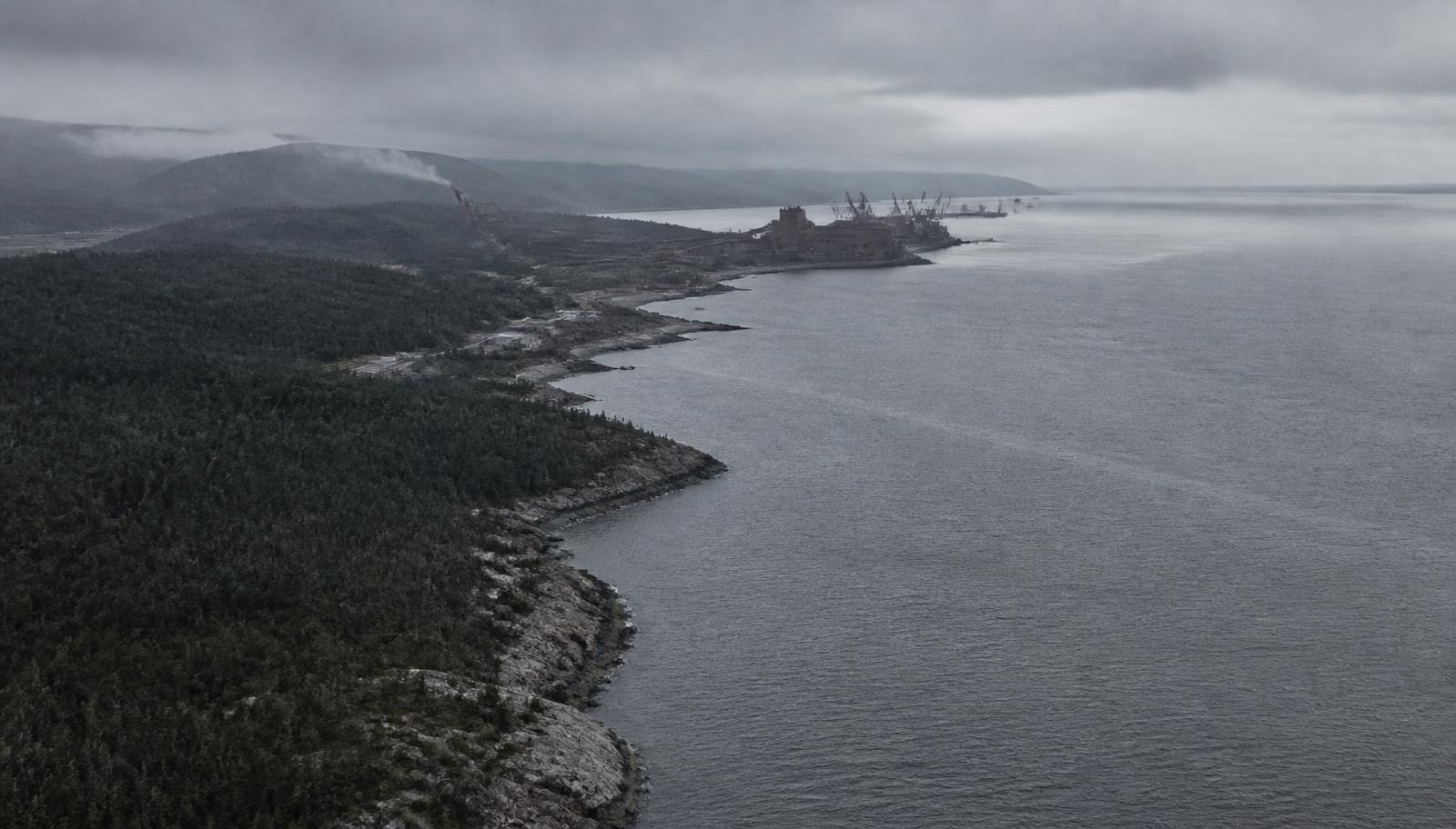 Littoral industriel de la Côte-Nord vu des airs, image d'ambiance générique
